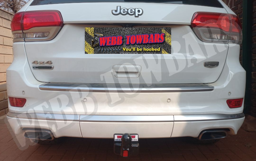 Jeep Grand Cherokee with detachable towbar, precision-engineered and installed by Webb Towbars in Gauteng, South Africa for versatile towing solutions.